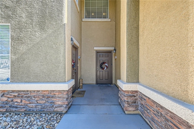 property entrance featuring stucco siding