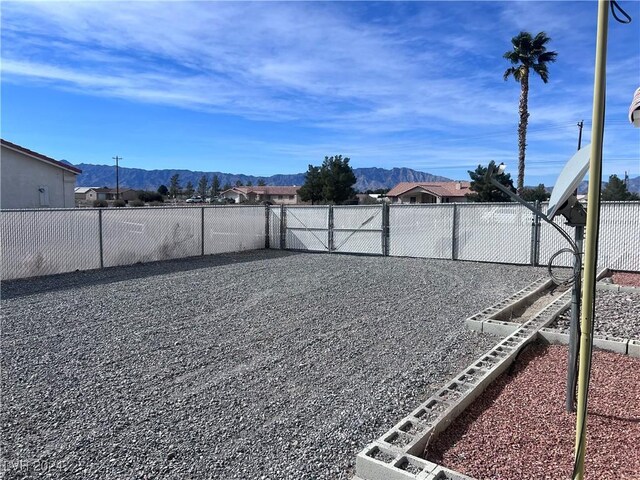 view of yard featuring a mountain view