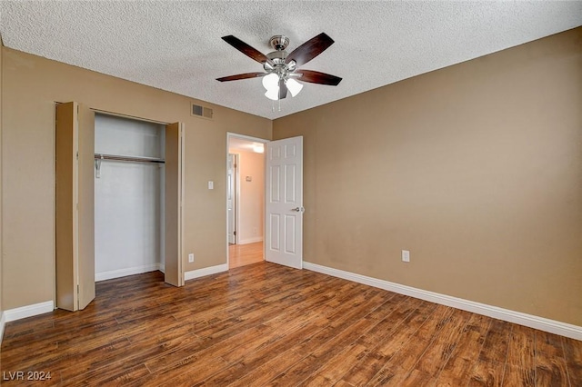 unfurnished bedroom featuring hardwood / wood-style floors, ceiling fan, a textured ceiling, and a closet