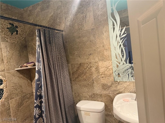 bathroom featuring a shower with curtain and toilet