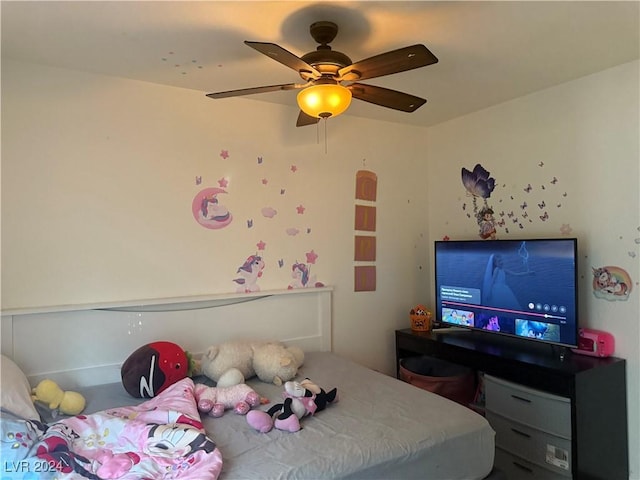 bedroom with ceiling fan