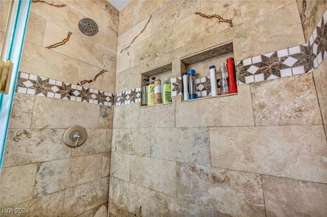 details featuring tiled shower