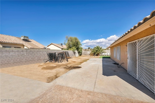 view of yard featuring a patio