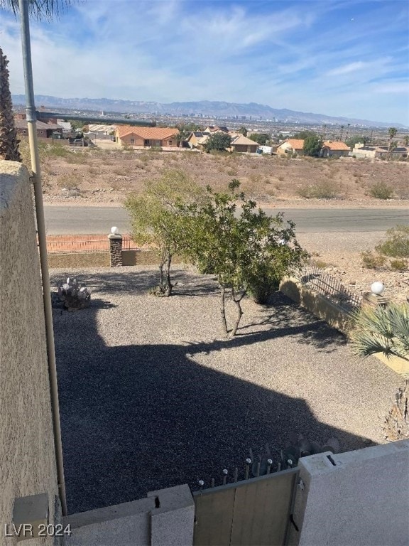 view of yard featuring a mountain view