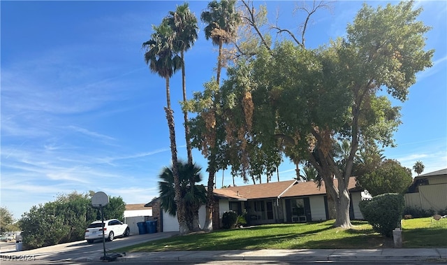 view of front of home featuring a front lawn