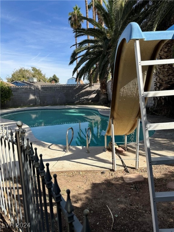 view of swimming pool