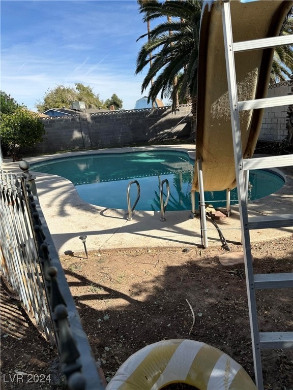 view of swimming pool