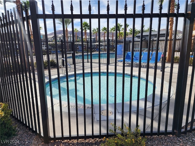 view of swimming pool featuring a jacuzzi