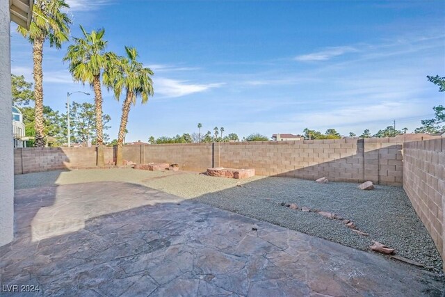 view of yard featuring a patio