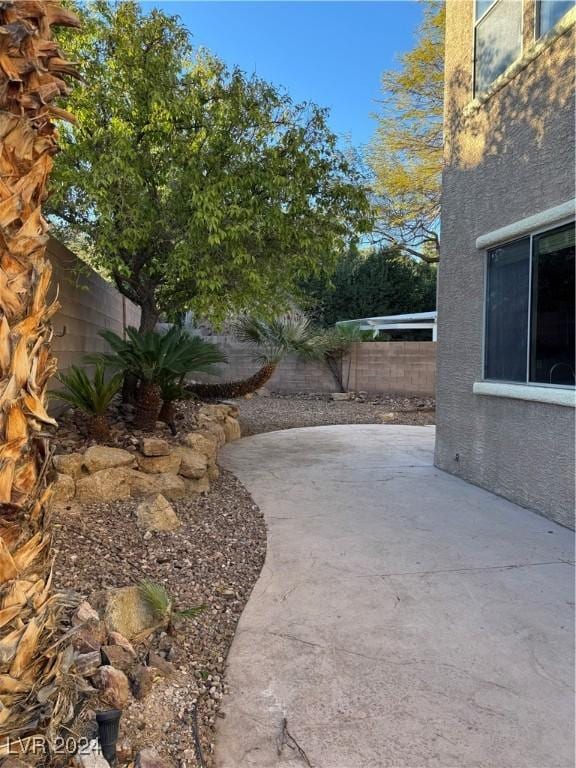 view of yard with a patio