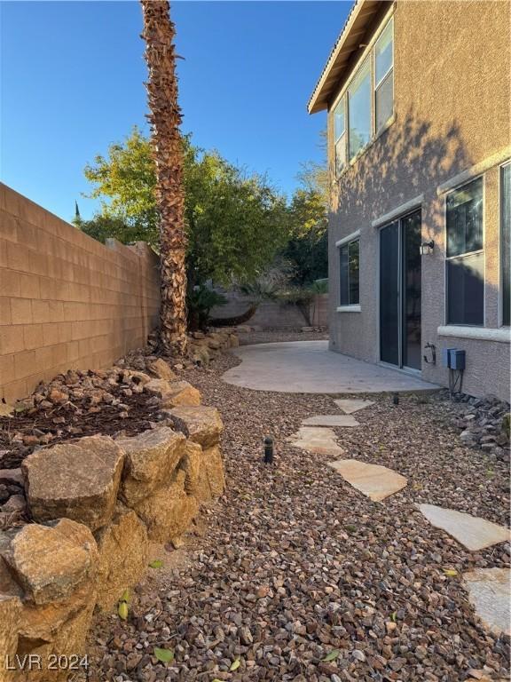 view of yard with a patio area