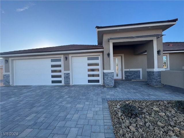 view of front facade featuring a garage