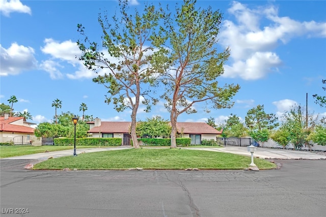 single story home with a front yard