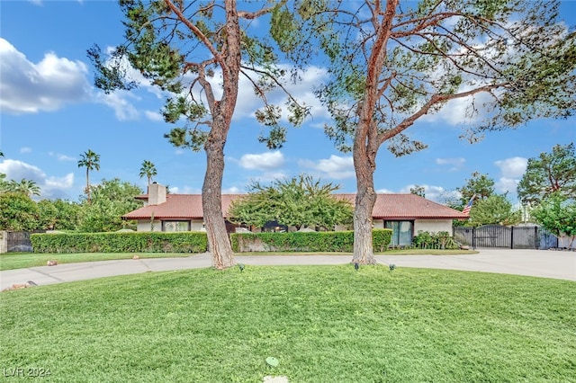 ranch-style home featuring a front yard