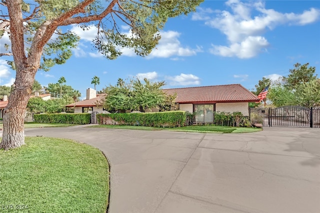 view of front of property featuring a front yard