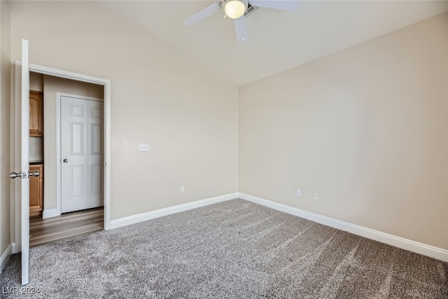 carpeted spare room featuring ceiling fan