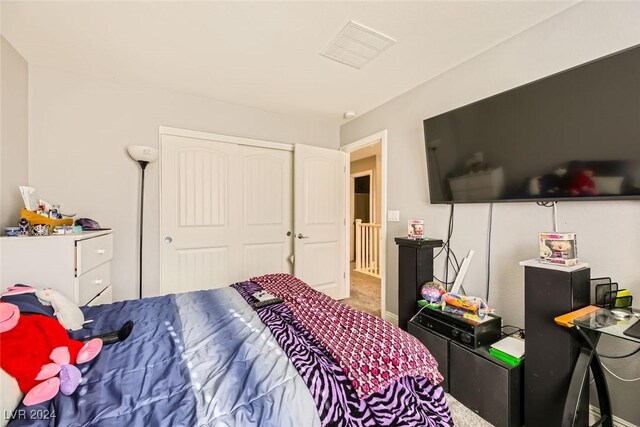 bedroom featuring carpet flooring and a closet