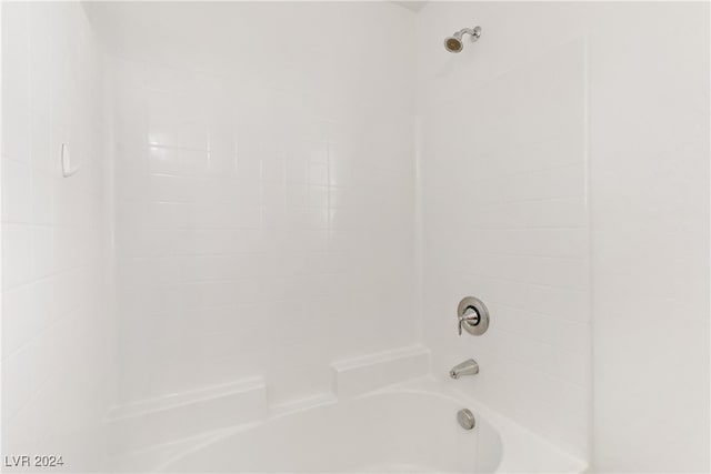 bathroom with tiled shower / bath