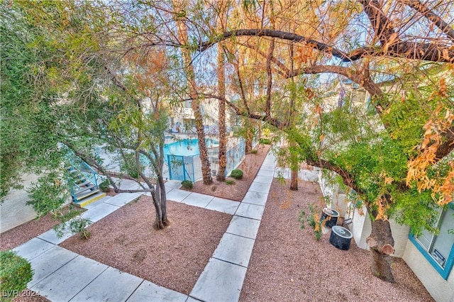 view of yard featuring a patio area