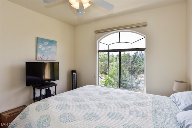 bedroom featuring ceiling fan