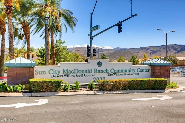 community / neighborhood sign featuring a mountain view