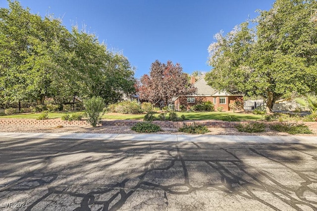 view of front of home featuring a front lawn