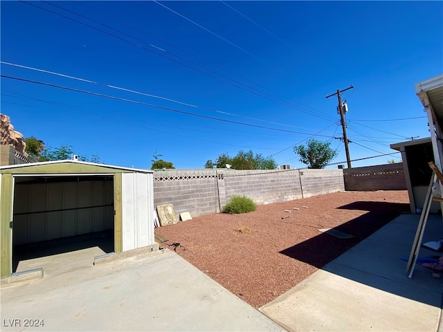 view of yard with a storage unit