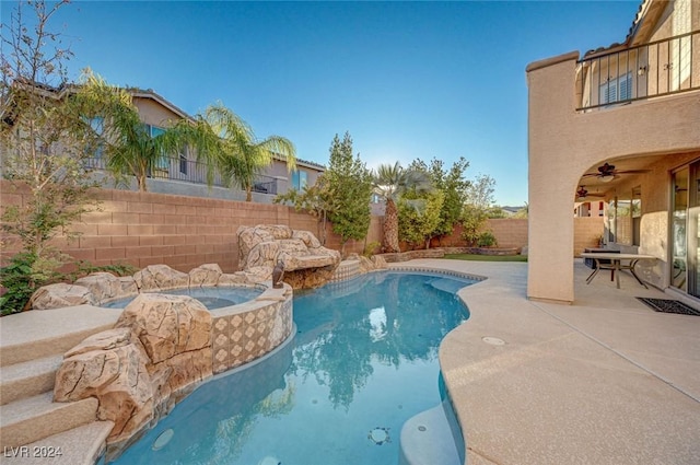 view of swimming pool featuring an in ground hot tub, ceiling fan, and a patio area