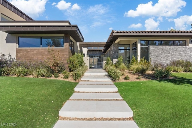 property entrance featuring a lawn