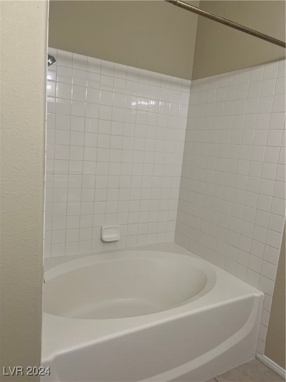 bathroom with tiled shower / bath