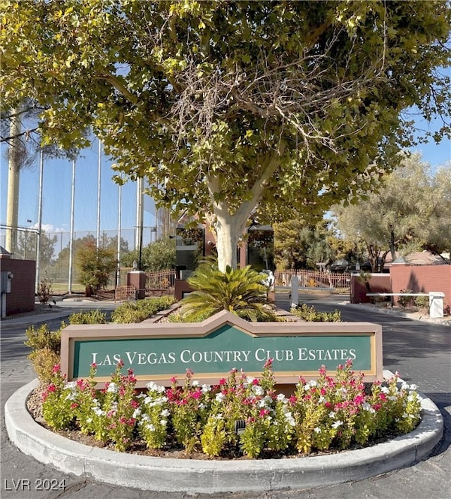 view of community / neighborhood sign