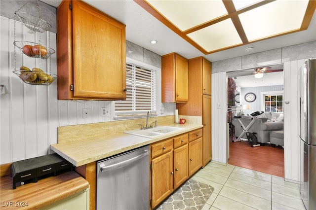 kitchen featuring stainless steel appliances, sink, ceiling fan, and light tile patterned flooring