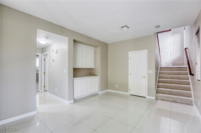 unfurnished room featuring light tile patterned floors