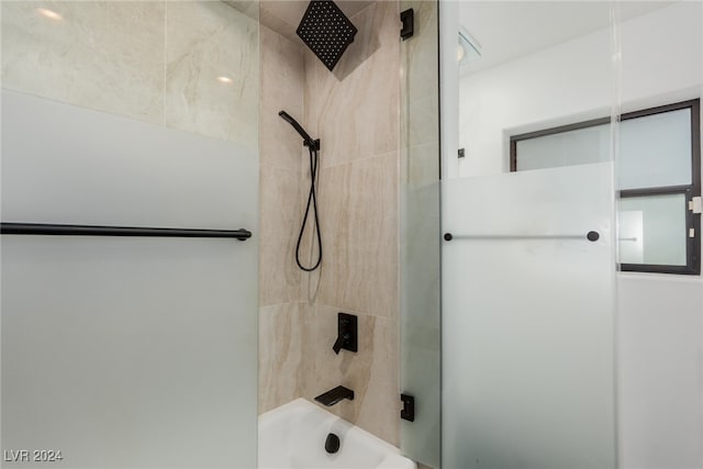 bathroom with tiled shower / bath