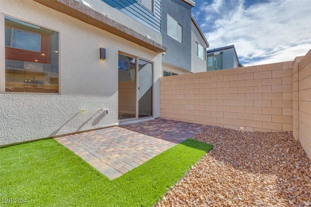 view of yard featuring a patio