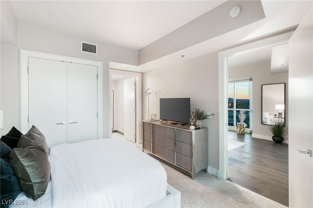 bedroom featuring visible vents, baseboards, and a closet