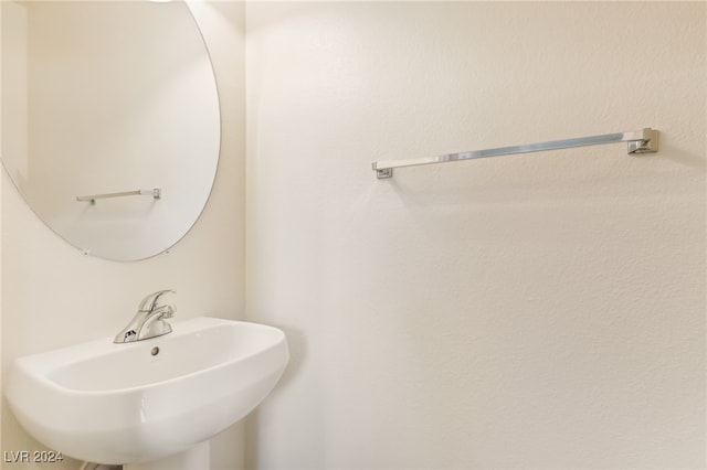 bathroom featuring sink