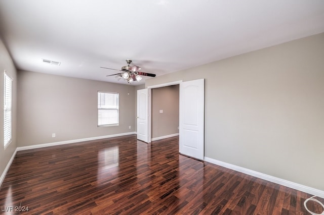 unfurnished room with dark wood-type flooring and ceiling fan