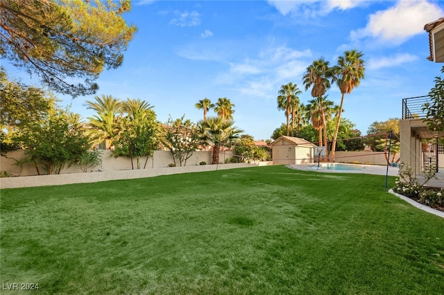 view of yard featuring a fenced in pool