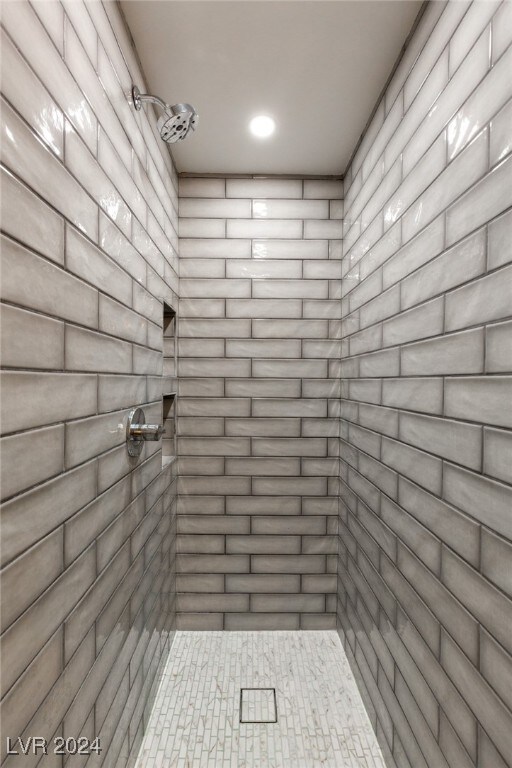 bathroom featuring tiled shower