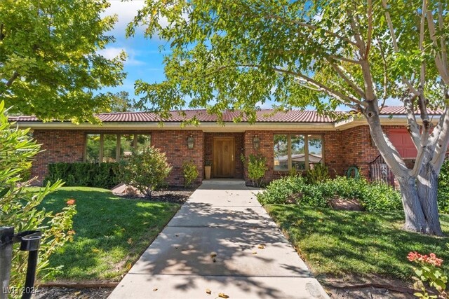 ranch-style house with a front yard