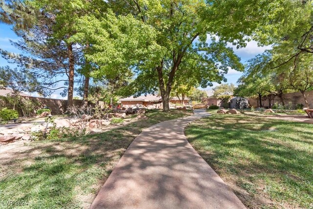 view of property's community featuring a lawn