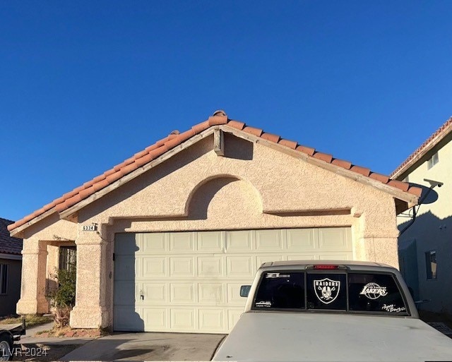 view of front of house featuring a garage and washer / dryer