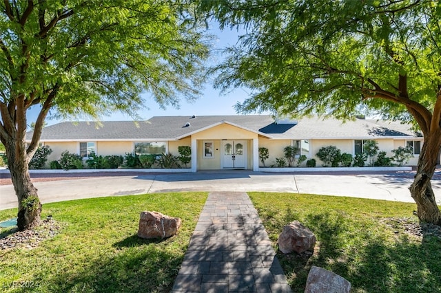 single story home featuring a front yard