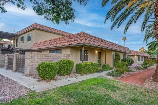 view of front of home featuring a front lawn