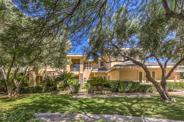 view of front facade featuring a front yard