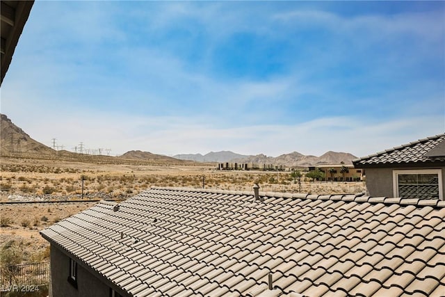 view of yard with a mountain view