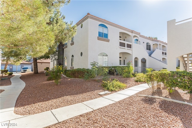 view of mediterranean / spanish-style home