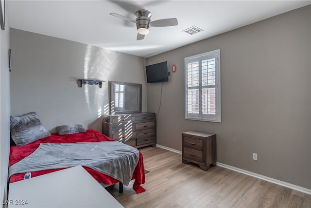 bedroom featuring light hardwood / wood-style floors and ceiling fan