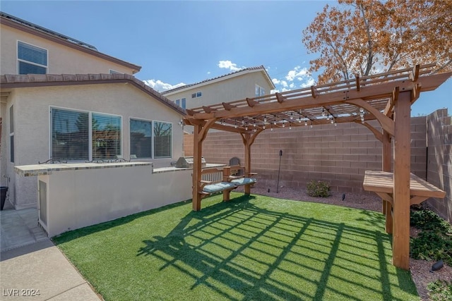 view of yard featuring a pergola